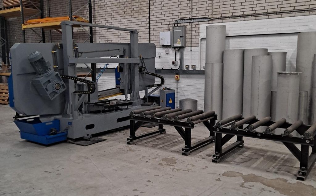 Machine with roller table